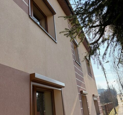 Rolety natynkowe w kolorze złoty dąb.