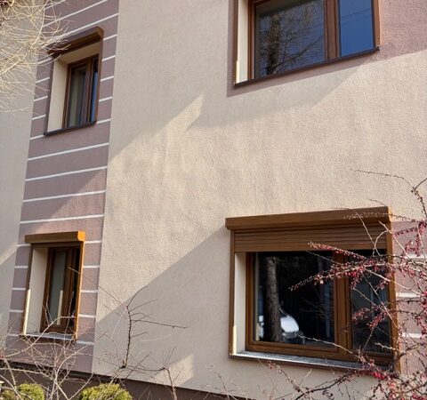 Rolety natynkowe w kolorze złoty dąb.