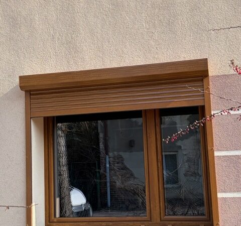 Rolety natynkowe w kolorze złoty dąb.